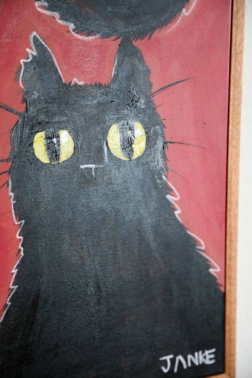 Close-up detail of Katten op Rood showing the signature